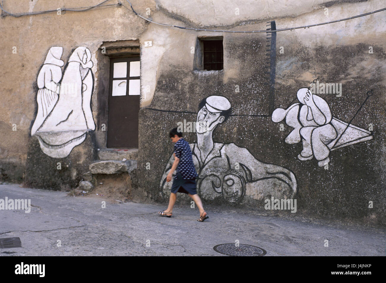 L'Italia, Sardegna, Orgosolo, casa di mura difensive, Mur ale, passante, in corrispondenza del lato n. modello di rilascio l'Europa, il Mar Mediterraneo, isola, entroterra, villaggio, lane, mura difensive, vernici, tradizione, caratteri, pittura murale, pittura, arte, luogo di interesse, cultura e tradizione Foto Stock