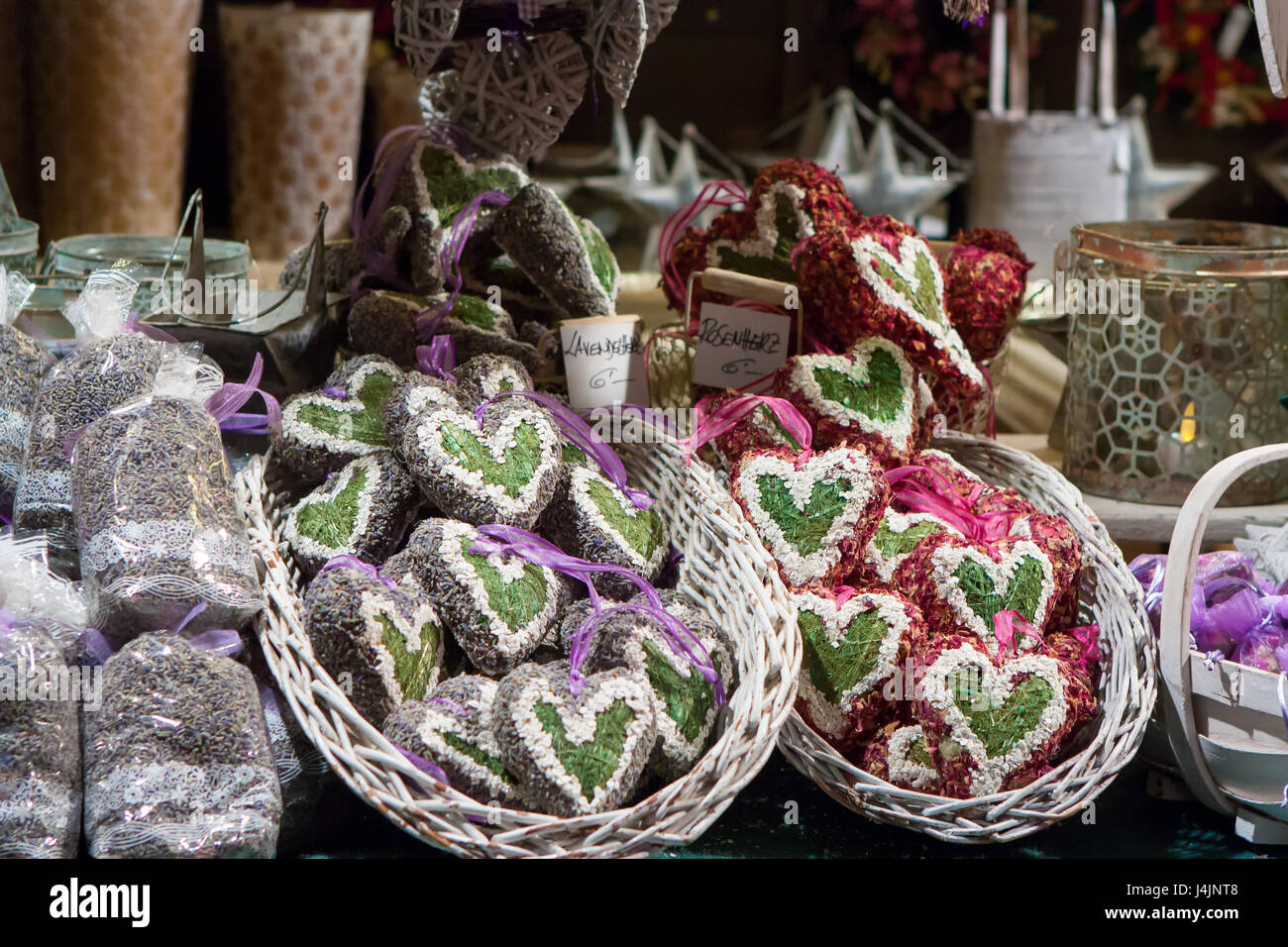 Stuttgart, Germania - 3 dicembre 2016: a forma di cuore Ornamenti natale riempito con lavanda e petali di rosa in un chiosco al mercato di Natale (weihnacht Foto Stock