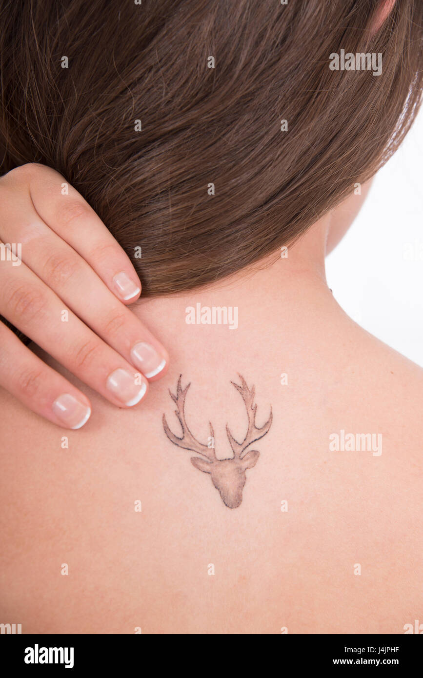Giovane donna con il tatuaggio di capriolo sulla schiena. Foto Stock