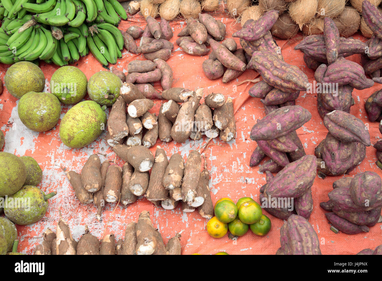 Taro (Colocasia esculenta), l'albero del pane (Artocarpus altilis), e patate dolci per la vendita nel mercato, Stone Town, Zanzibar, Tanzania. Foto Stock