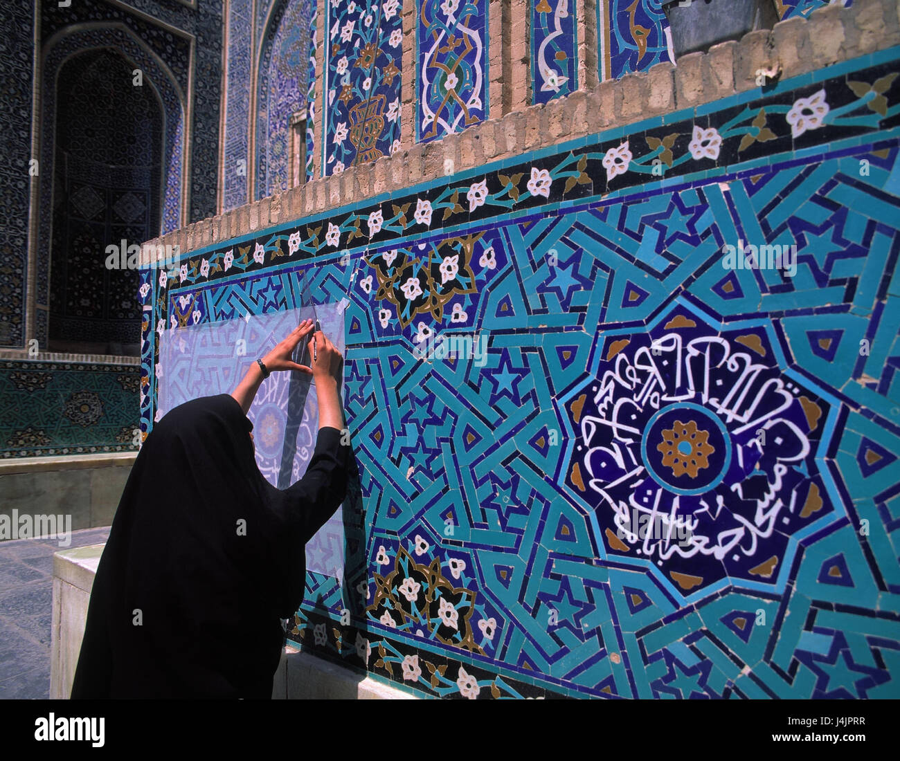 Iran, Yazd, donna, parete faïence piastrelle, luogo fuori, veli, vista posteriore, piastrelle, campioni, artigianato, arte, professione, imparare, Foto Stock