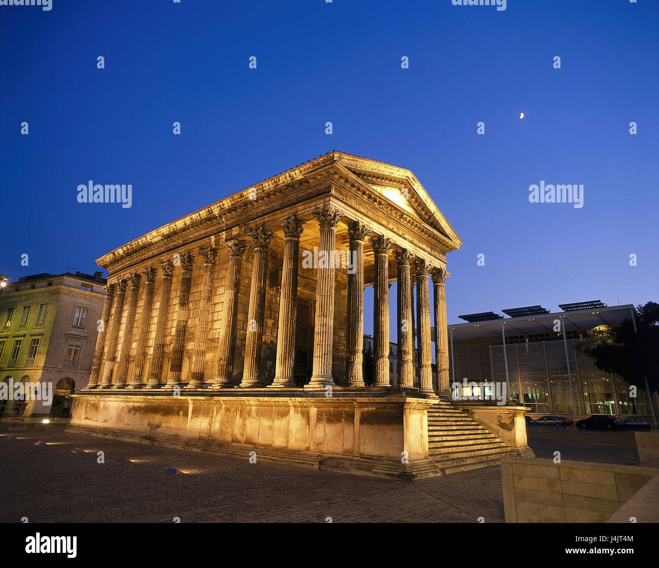 France, Languedoc-Roussillon, Nimes, tempio, Maison Carree, crepuscolo Europa, del sud della Francia, dipartimento Gard, tempio, struttura, piattaforma tempio, luogo di interesse, architettura romana stile architettonico, pilastri, Corinto ampia Säulenordnung, cultura, Nimes tempio, illuminateds, crepuscolo, cielo di sera, notte cielo Foto Stock