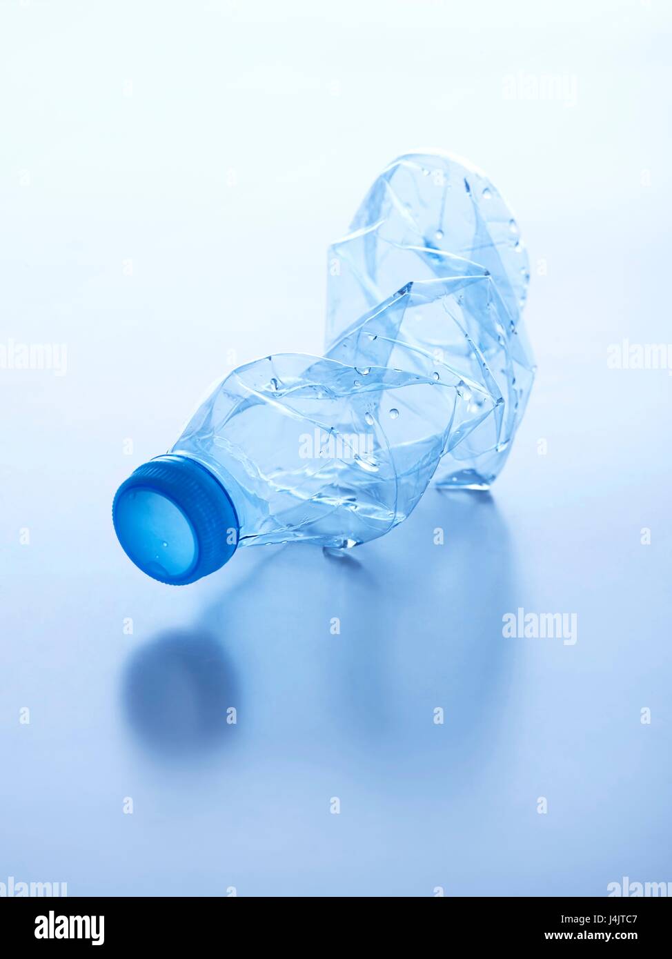 Schiacciato la bottiglia di plastica, studio shot. Foto Stock