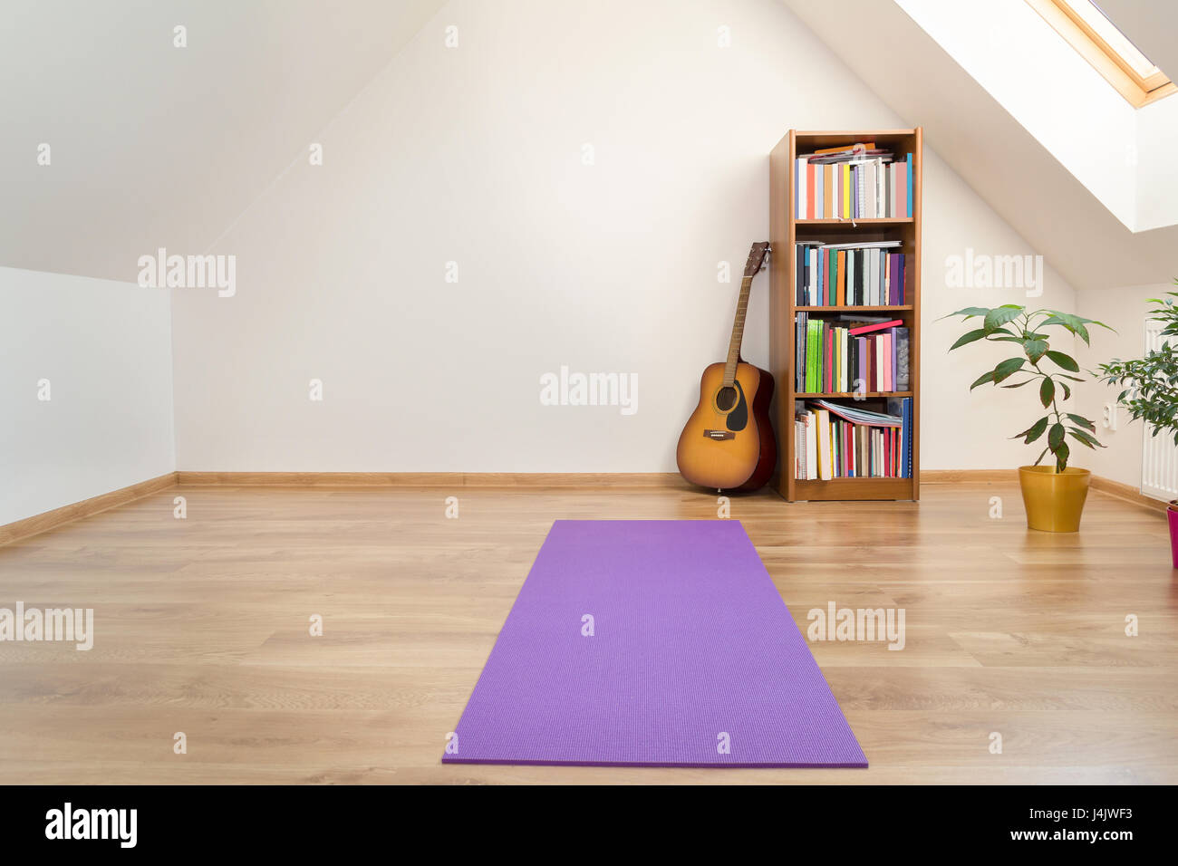 Materassino yoga in vuote loft room interior Foto Stock