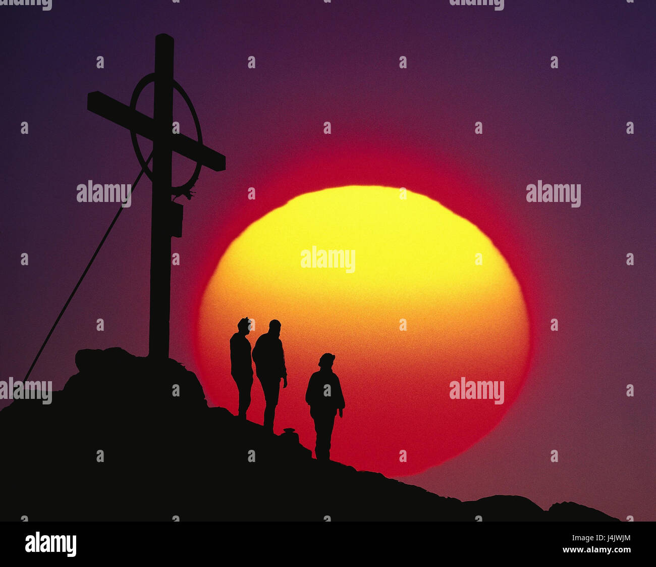 Cime, vertice di croce, alpinista, silhouette, sunrise [M] sport, sport di montagna, alpinismo, amici, compagni, tre, tempo libero, hobby, natura, tuning, silenzio, riposo, vista godere, summit, croce, il sole, arancio, formato orizzontale Foto Stock