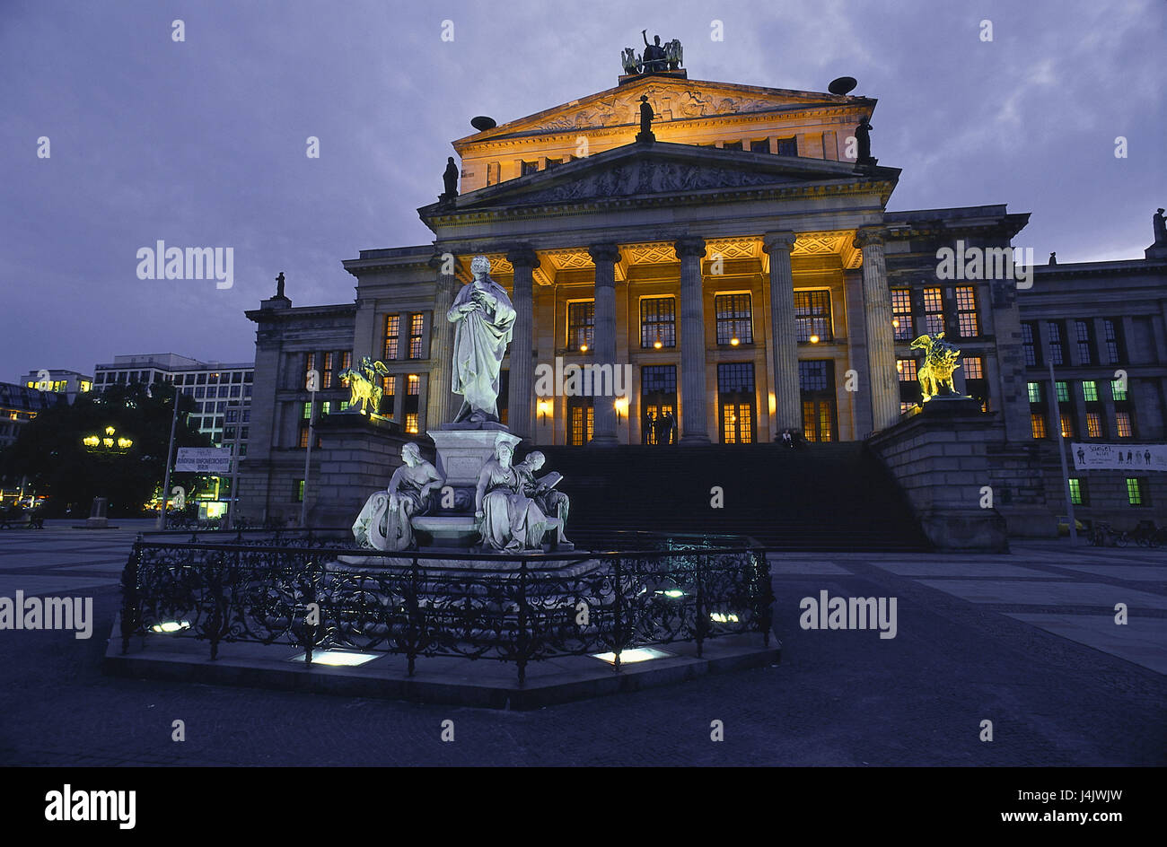 Germania Berlino centro, gendarme il mercato, teatro, di Schiller monumento, serata comedy house, concert hall, architetto Schinkel, statua, freeze frame, scrittore, Friedrich von Schiller, struttura, storicamente, in serata, illuminateds, esterno Foto Stock