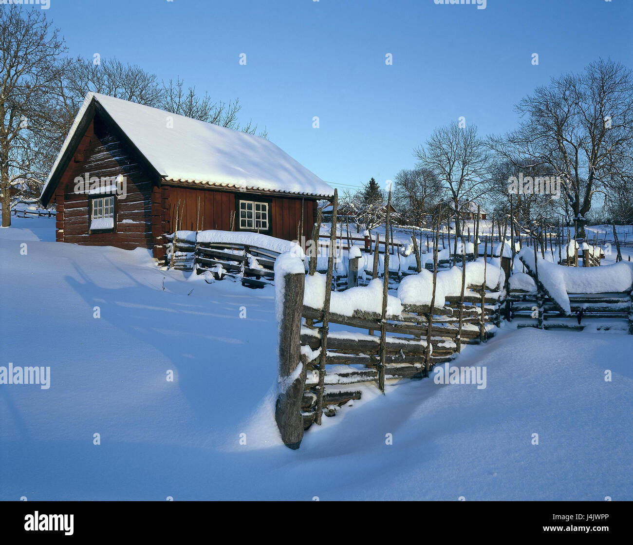 La Svezia, Uppland, Länna da casa in legno, luce della sera, inverno Scandinavia, case, case in legno, case residenziali, neve Foto Stock