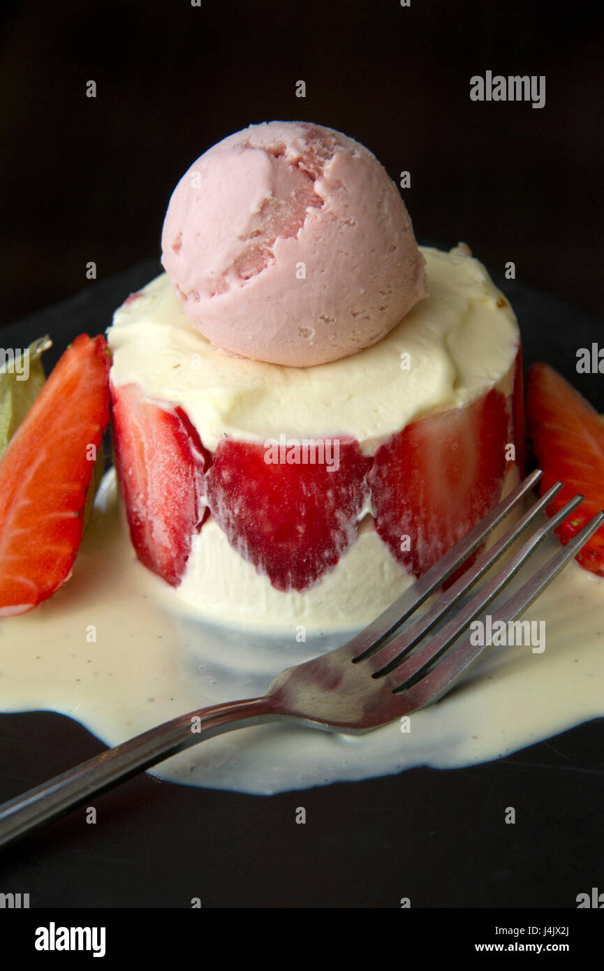 Panna cotta dessert con fragole fresche, fragola gelato e salsa alla vaniglia. Foto Stock