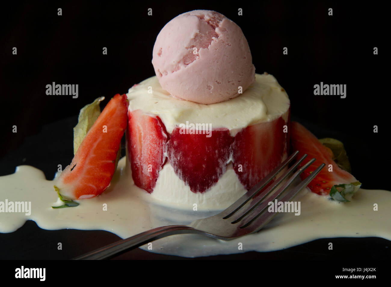 Panna cotta dessert con fragole fresche, fragola gelato e salsa alla vaniglia. Foto Stock