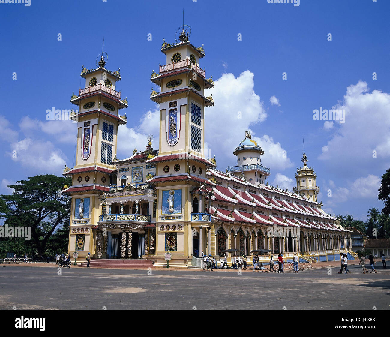 Il Vietnam, provincia di Tay Ninh, Long Hoa, Caodai lago Santo, tempio, visitatore esterno, Asia, costruisce nel 1926, credenti di religione, fede, luogo di interesse, edificio, struttura, architettura Foto Stock