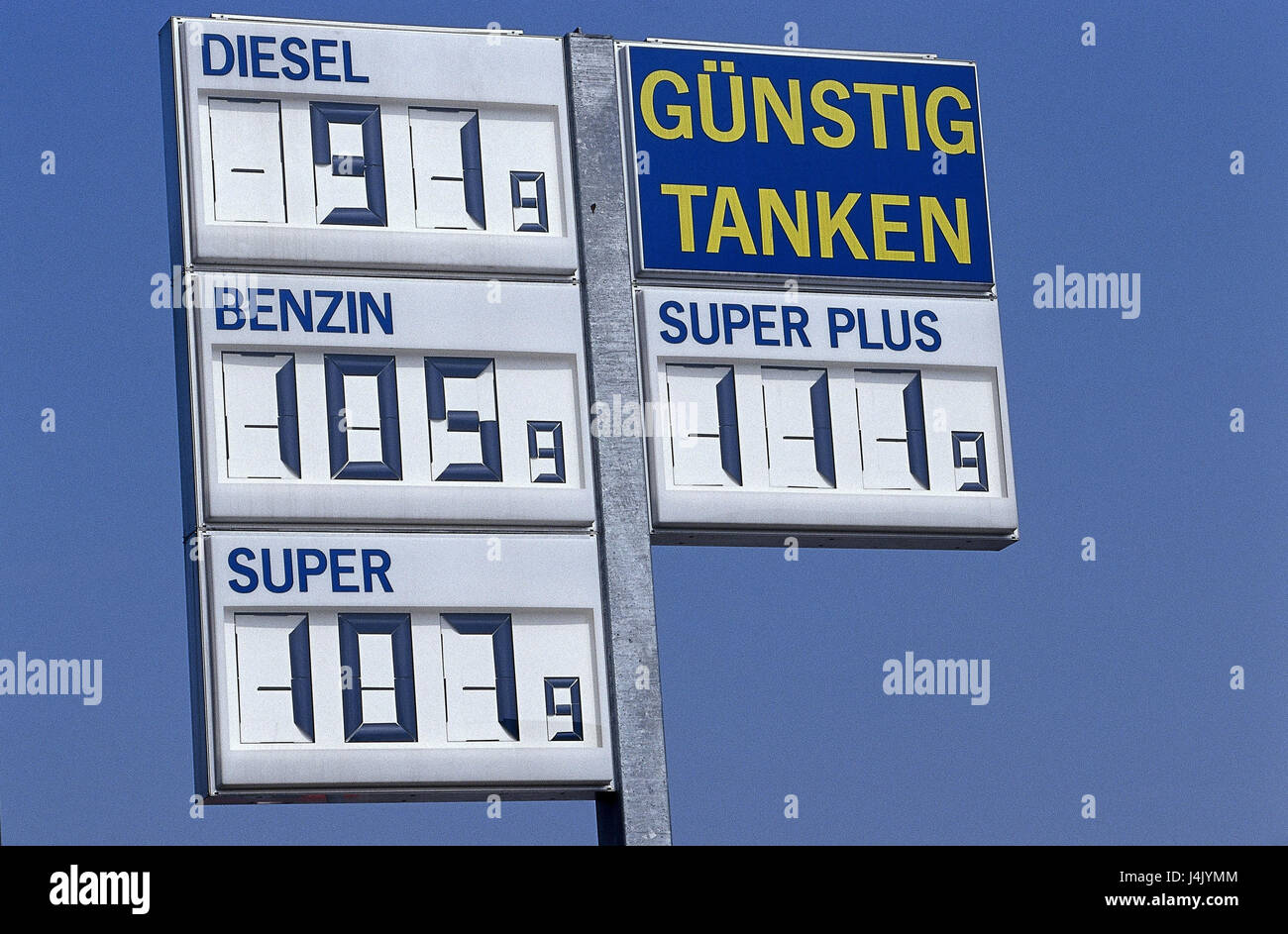 L'Austria, la stazione di riempimento, dettaglio, pannello di indicatore, i costi della benzina Europa, information board, informazioni, display, prezzi, sprite prezzi, carburanti, il rifornimento di carburante, riempimento, prezzi, prezzo, spese, informazioni sul prezzo, euro, economici, meno caro e più per un buon prezzo, efficiente dal punto di vista dei costi, tasse sul petrolio, economia Foto Stock