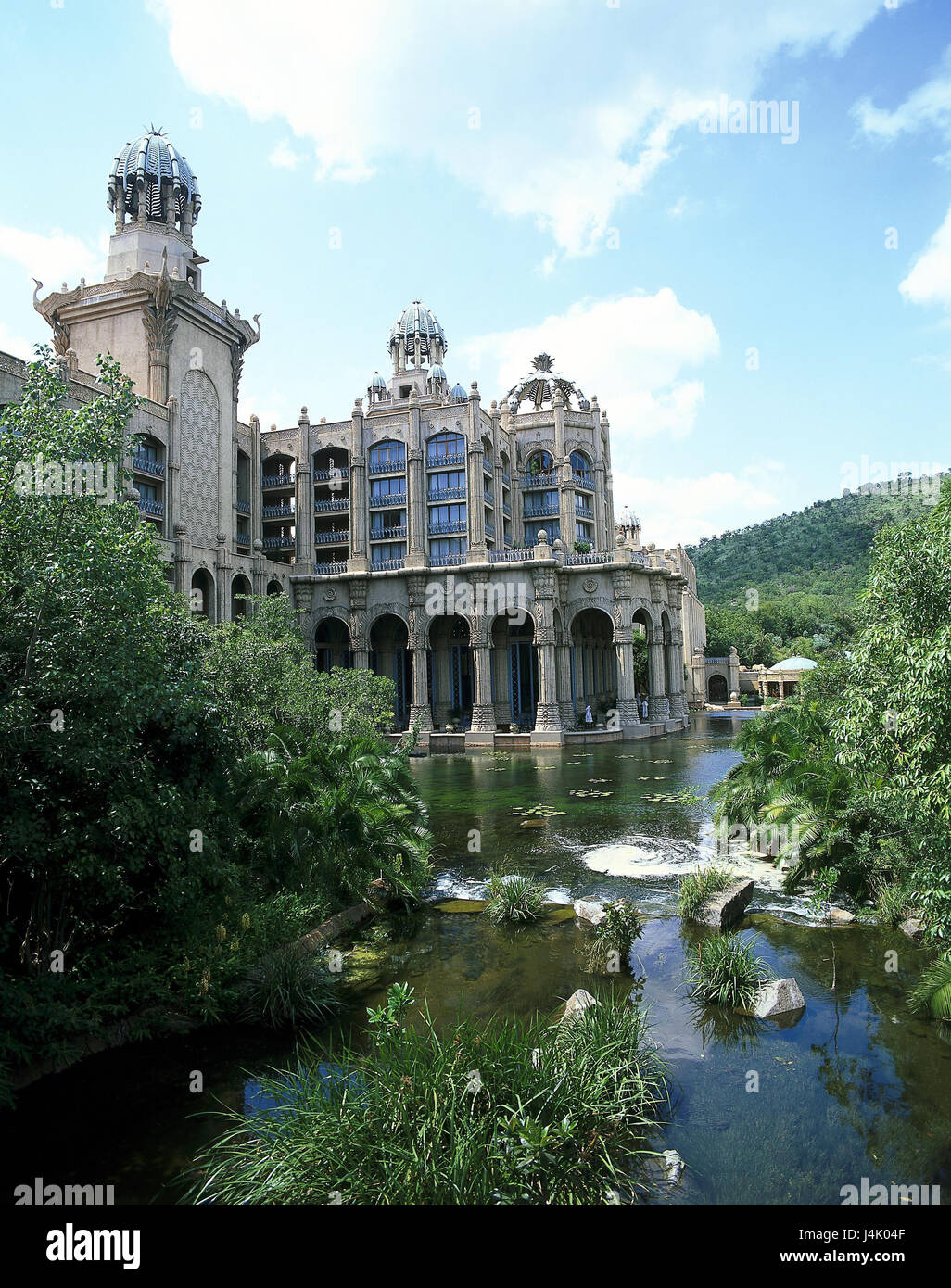 Sud Africa, nord ovest della provincia, Sun city hotel 'Palazzo della città perduta', Parco, stagno Africa, a cinque stelle, hotel facility, stile architettonico, architettura, parco, giardino, acqua cembalo, impianti idrici, turismo, vista Foto Stock
