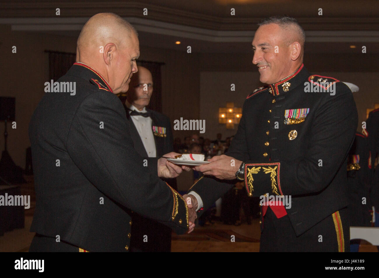 Stati Uniti Marine Corps Il Mag. Gen. James W. Lukeman, comandante generale della formazione e dell'istruzione di comando (TECOM), a destra presenta una fetta di torta al comandante del Marine Corps gen. Robert B. Neller al compleanno di TECOM palla in Tyson's Corner, Virginia, nov. 10, 2016. Neller stato ospite di onore per la sfera di compleanno. (U.S. Marine Corps foto di Cpl. Samantha K. Braun) Foto Stock