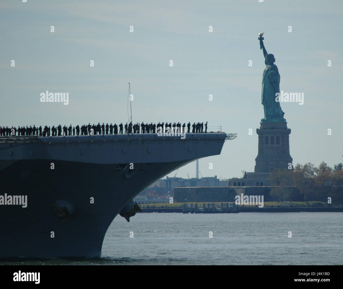 161110-N-RE886-023 NEW YORK (nov. 10, 2016) USS Iwo Jima (LHD 7) Vele passato la statua della libertà come si entra nel porto di New York prima di veterani settimana NYC 2016 che onora il servizio di tutta la nostra nazione di veterani. I circa 1.000 marinai e più di 100 marines a bordo di Iwo Jima parteciperà a una serie di eventi in tutta la città, compresi i veterani parata del giorno nov. 11. La nave ha fatto recentemente ritorno da l' assistenza umanitaria in missione ad Haiti dopo il passaggio dell uragano Matteo. (U.S. Navy foto di Sottufficiali di 2a classe di Carla Giglio/rilasciato) Foto Stock