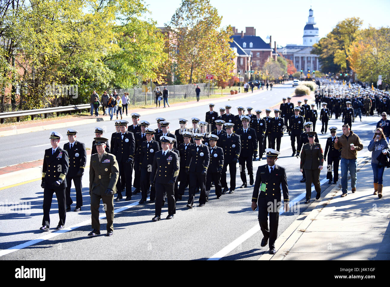 161112-N-XL102-054 Annapolis, MD (nov. 11, 2016) - Accademia Navale degli Stati Uniti il Soprintendente Adm. Ted Carter, comandante di aspiranti guardiamarina Col. Stephen Liszewski e CMDCM Russel Smith, portano la brigata di Guardiamarina durante una parata attraverso Annapolis a sostegno dell'Accademia Navale degli Stati Uniti (USNA) ultimo home gioco di gioco del calcio della stagione 2016. "Senior giorno" riconosce l'ultima partita in casa di aspiranti guardiamarina football giocatori attorno alla Commissione come ufficiali subalterni. (U.S. Navy foto di Sottufficiali di seconda classe Tyler Caswell/rilasciato) Foto Stock