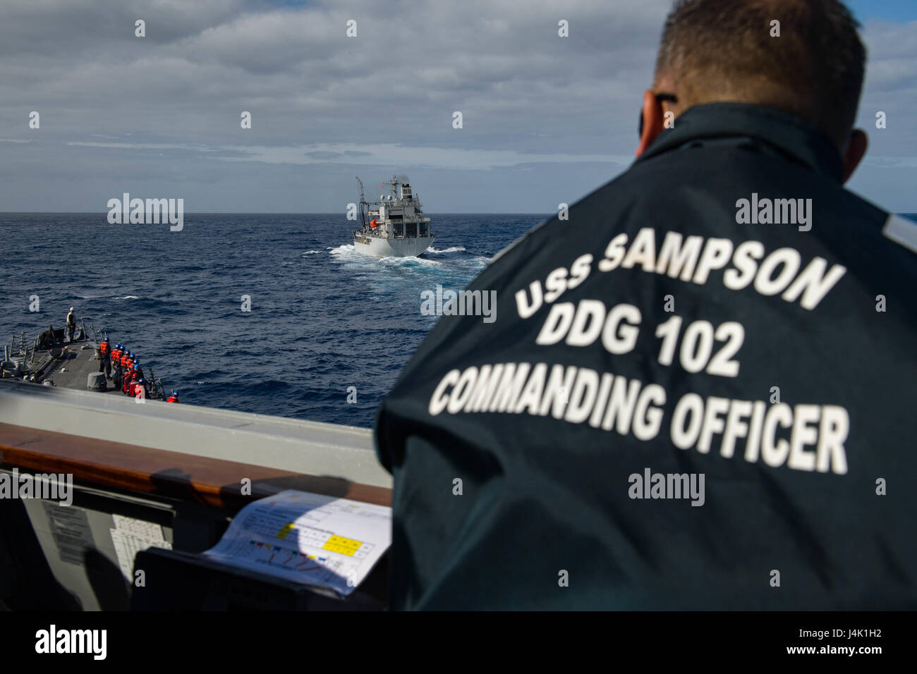 161113-N-DJ750-009 OCEANO PACIFICO (nov. 13, 2016) - Cmdr. Timothy Labenz, comandante della Arleigh Burke-class guidato-missile destroyer USS Sampson (DDG 102), dirige la nave proprio approccio sulla sua maestà della Nuova Zelanda nave Endeavour (A11) per un rifornimento in mare. Sampson riferirà agli Stati Uniti Terza flotta, con sede a San Diego, mentre dispiegato per il Pacifico occidentale come parte dell'U.S. Flotta del pacifico-led iniziativa di estendere il comando e le funzioni di controllo della flotta di terzi nella regione. (U.S. Navy foto di Sottufficiali di seconda classe Bryan Jackson/rilasciato) Foto Stock