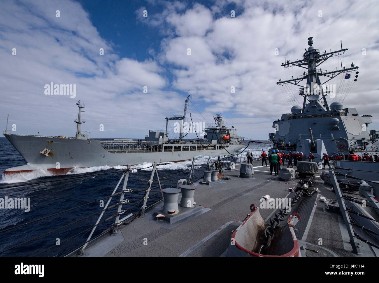 161113-N-DJ750-088 OCEANO PACIFICO (nov. 13, 2016) - Arleigh Burke-class guidato-missile destroyer USS Sampson (DDG 102), a destra conduce a una ricostituzione in mare con la sua maestà della Nuova Zelanda nave Endeavour (A11). Sampson riferirà agli Stati Uniti Terza flotta, con sede a San Diego, mentre dispiegato per il Pacifico occidentale come parte dell'U.S. Flotta del pacifico-led iniziativa di estendere il comando e le funzioni di controllo della flotta di terzi nella regione. (U.S. Navy foto di Sottufficiali di seconda classe Bryan Jackson/rilasciato) Foto Stock