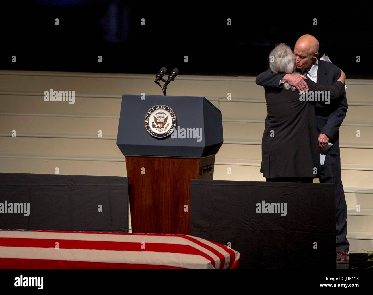 David Glenn, figlio del Sen. John H. Glenn abbracci sua sorella durante la celebrazione della vita per il Sen. John H. Glenn, Jr., presso la Ohio State University di Columbus, Ohio, Dic 17, 2016. Dopo aver volato 149 missioni di combattimento della Seconda Guerra Mondiale e la guerra di Corea, John Glenn divenne il primo uomo in orbita attorno alla terra nel 1962. Dopo essersi ritirato dal programma spaziale, Glenn era stato eletto per la Ohio Senato dello Stato nel 1974. (U.S. Marine Corps photo by Lance Cpl. Daisha R. Sosa/rilasciato) Foto Stock