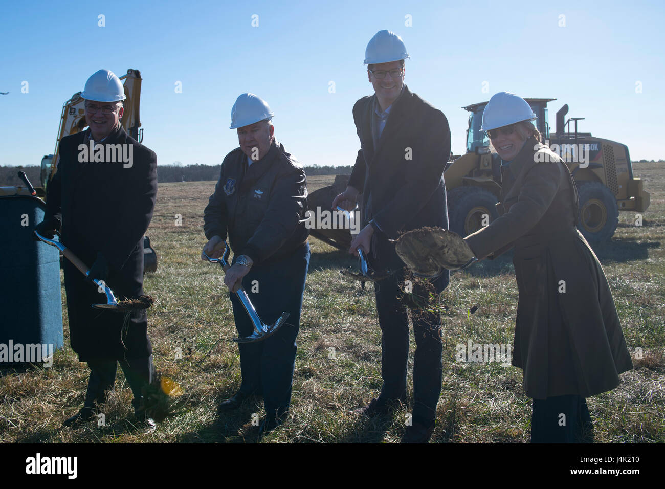 Il 16,5 21 dicembre 2016, presso la Joint base McGuire-Dix-Lakehurst, New Jersey, si è verificata una delle innovazioni più importanti per l'energia solare militare, che comprende oltre 50.000 pannelli solari. Foto Stock