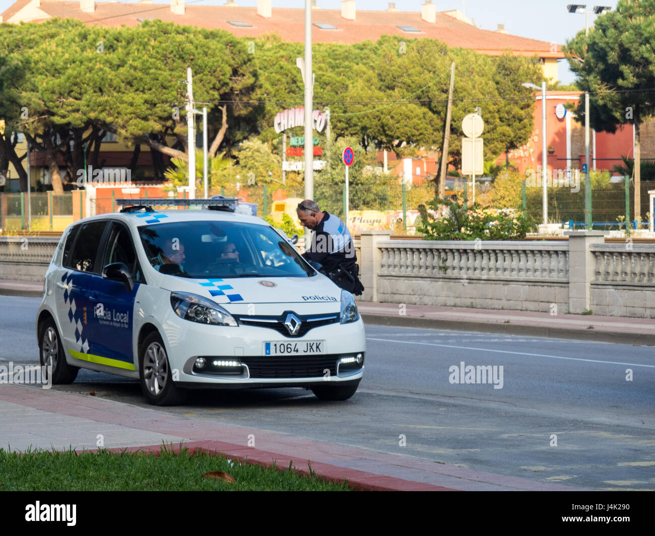 Un poliziotto di parlare ad altri poliziotti in un veicolo di polizia. Foto Stock