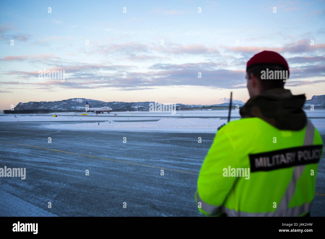 Stati Uniti Marines con il Mar Nero La forza di rotazione 17.1 arrivano in Vaernes, Norvegia, gen. 16, 2017. I marines sono parte della neonata Marine Force-Europe rotazionale, e sarà la formazione con il norvegese delle Forze Armate per migliorare l'interoperabilità e migliorare la loro capacità di condurre operazioni in condizioni artiche. (U.S. Marine Corps foto di Sgt. Erik Estrada) Foto Stock