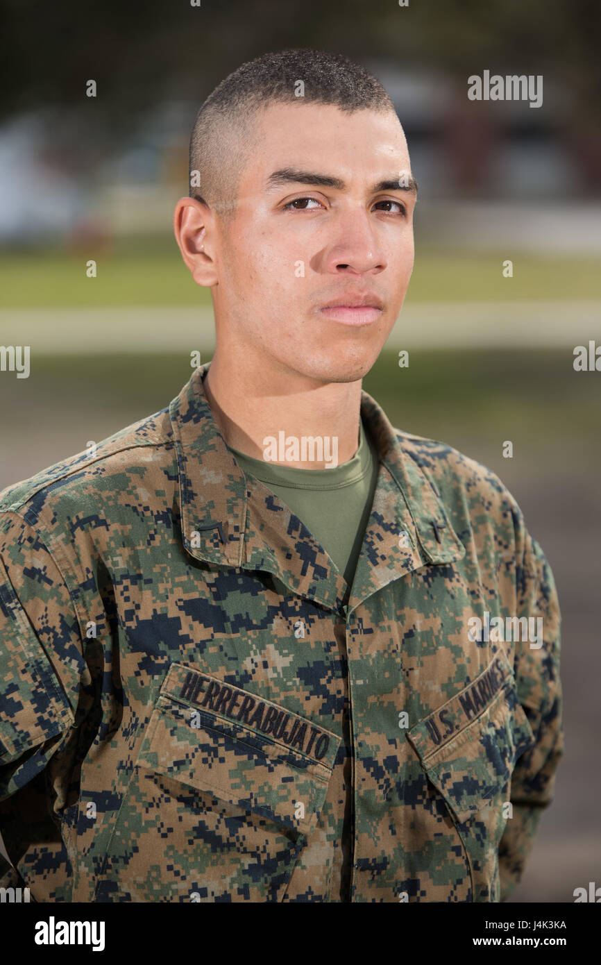 Una recluta con Platoon 2010, Golf Company, 2nd Recruit Training Battalion, guadagna la cittadinanza statunitense a Parris Island, Carolina del Sud. La cittadinanza richiede dimostrare la competenza inglese, la conoscenza del governo americano, il buon carattere morale e il giuramento di fedeltà alla Costituzione. Foto Stock