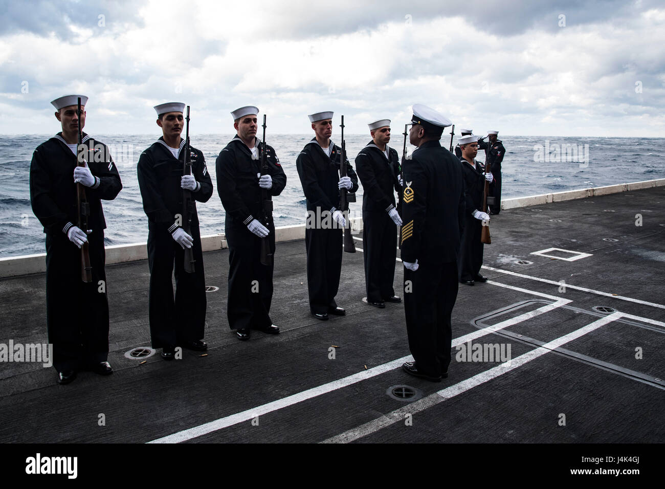 I marinai a bordo della portaerei USS Dwight D. Eisenhower (CVN 69) hanno condotto una cerimonia di sepoltura in mare il 15 marzo 2017 nell'Oceano Atlantico, mentre la nave ha completato le qualifiche dei vettori durante la fase di mantenimento del piano ottimizzato di risposta della flotta (OFRP). Foto Stock