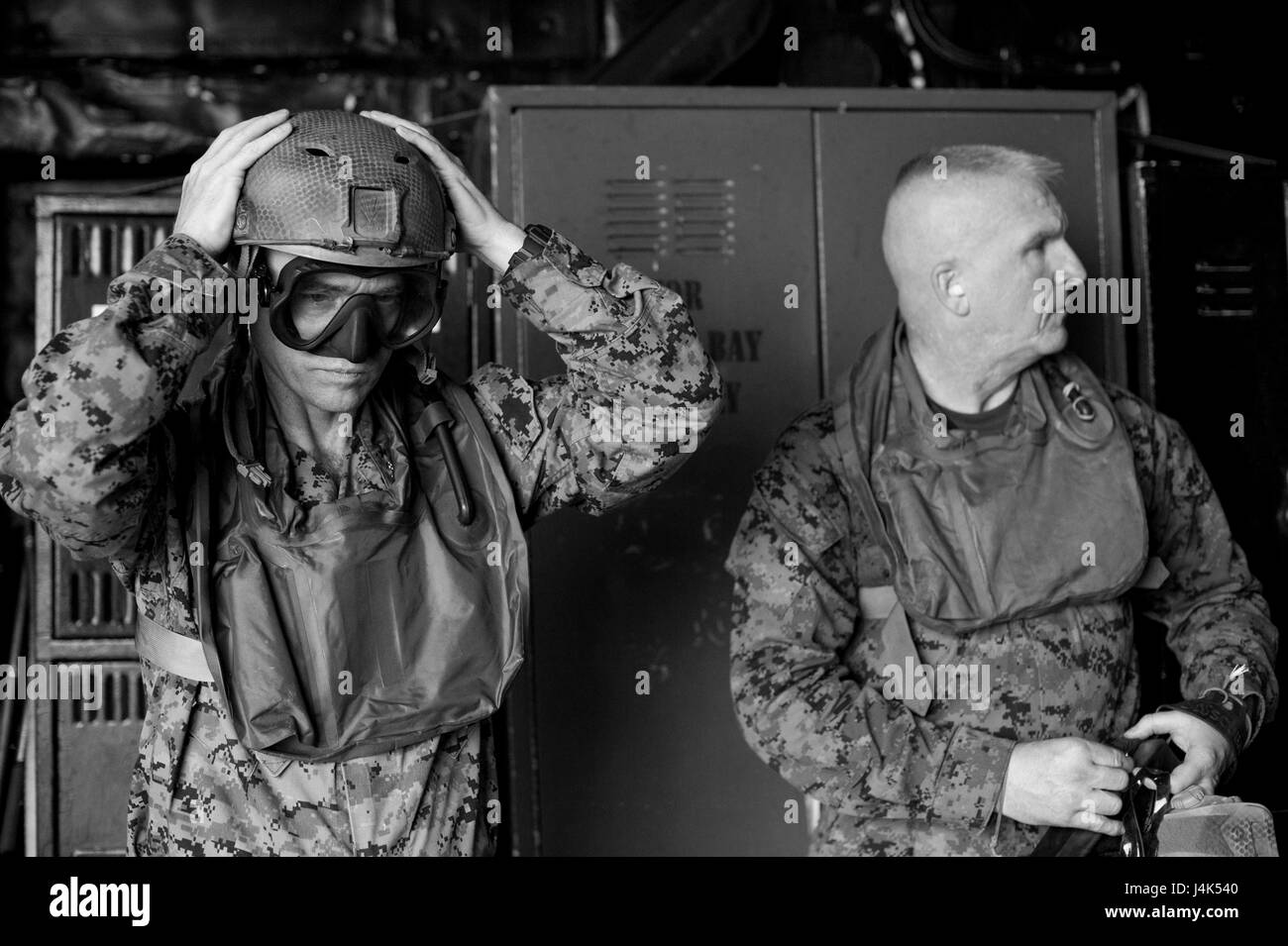 170319-N-TH560-087 Mare delle Filippine (19 marzo 2017) Col. Tye R. Wallace, sinistra, Comandante del trentunesimo Marine Expeditionary Unit (MEU), e Sgt. Il Mag. Jim Lanham, sergente maggiore del trentunesimo MEU, prova ingranaggio protettivo a bordo di assalto anfibio nave USS Bonhomme Richard (LHD 6) in preparazione per un cast helo esercizio con il raid marittimo forza (MRF). Un cast helo è un metodo utilizzato per inserire la ricognizione e squadre di sorveglianza per anfibi missioni di ricognizione che richiedono la piccola barca operazioni. Bonhomme Richard, ammiraglia del Bonhomme Richard Expeditionary Strike gruppo, con avviato 3 Foto Stock