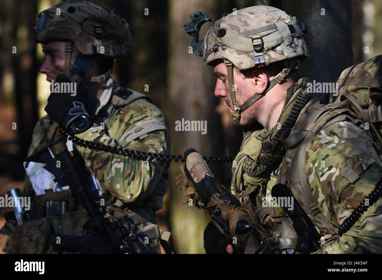 US Army Paracadutisti da Charlie Company, 1-503rd, 173rd Airborne Brigade stabilire comunicazioni sulla radio durante la Allied spirito vi di Hohenfels, Germania, 27 marzo 2017. (U.S. Esercito foto di Spc. Taylor Hoganson) Foto Stock