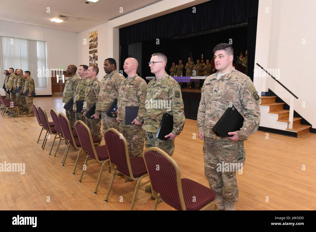 U. S. riserva di esercito di soldati provenienti da nord Capital Region Cyber Protection Center, riserva di esercito Cyber Operations Group (ARCOG), 335a comando di segnalazione (teatro), frequentare un Welcome Home cerimonia del guerriero lungo con la famiglia e gli amici per NCRCPC soldati che ha recentemente distribuito in Kuwait, 2 Aprile a Fort Meade, Maryland. Il NCRCPC soldati sono stati implementati per condurre corsi di formazione informatica e missioni a sostegno degli Stati Uniti Esercito il comando centrale. (Foto di cortesia da Joe Andrucyk) Foto Stock