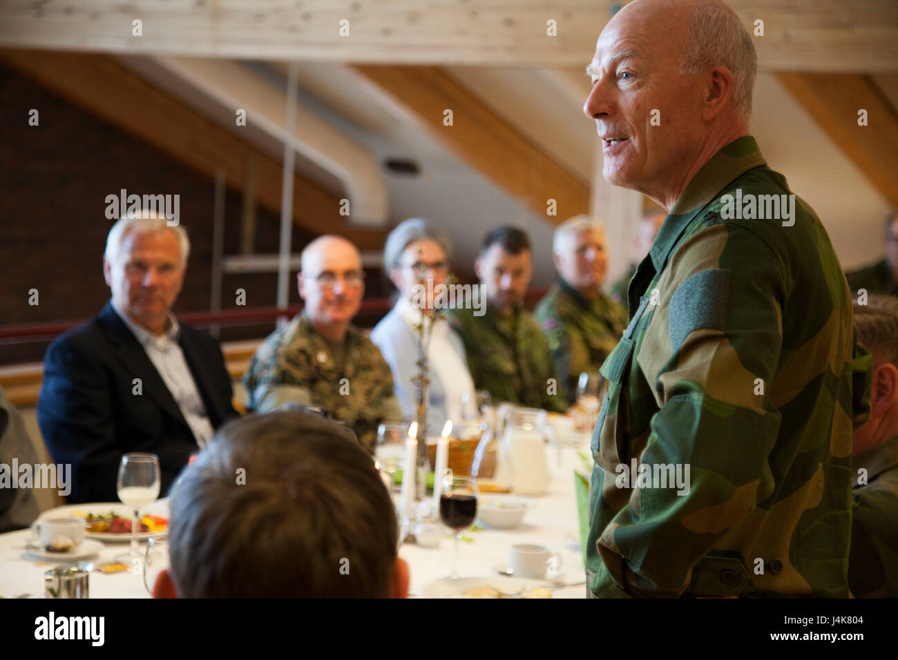 Admiral Haakon Bruun-Hanssen, Norvegese Capo della difesa, dà un discorso durante un incontro a pranzo a Vaernes guarnigione, Norvegia, 4 maggio 2017. Operazione di manutenzione potente ha portato il capo della difesa il Ministro della difesa e i loro colleghi alla base per la pianificazione di un evento. Il funzionamento è iniziato come un modo per i dirigenti senior per lo sviluppo di apparecchiature di piani di manutenzione per la Norvegia per ottenere la massima disponibilità operativa. (U.S. Marine Corps foto di Cpl. Emily Dorumsgaard) Foto Stock