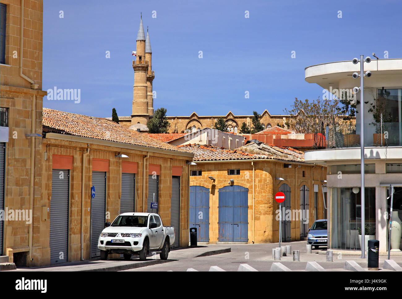 Passeggiando per la città vecchia di Nicosia (Lefkosia), la capitale di Cipro, molto vicino alla "linea verde (noto anche come "zona tampone" o 'dead zona'. Foto Stock