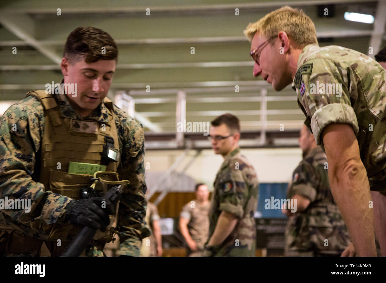 Stati Uniti Marines e marinai con India Company, 3° Battaglione, 8 Marines, terza divisione Marine, a bordo della nave francese BPC Mistral, 6 maggio 2017. Marines e marinai sono imbarcati sulla nave francese per le due settimane di esercizio integrato. Jeanne d' arco è un led francese esercizio finalizzato a rafforzare i partenariati strategici e di esercitare la libertà di navigazione operazioni attraverso il Indo-Asia-regione del Pacifico. (U.S. Marine Corps photo by MCIPAC combattere lancia fotocamera Cpl. Caleb T. Maher) Foto Stock