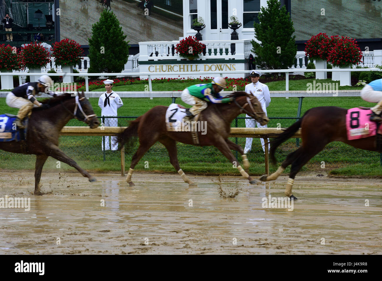 Il personale del NOSC Louisville fornisce una presenza militare al 143rd Kentucky Derby a Churchill Downs, maneggiando rotaie durante l'evento. Foto Stock