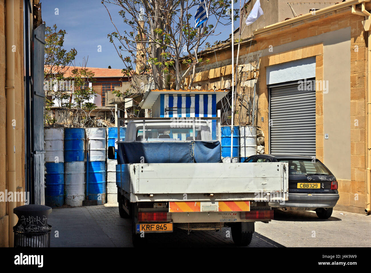 Parte della "linea verde" ("zona tampone" o 'Dead zona') nella città vecchia di Lefkosia (Nicosia), l'ultima capitale europea divisa in tutto il mondo. Cipro Foto Stock