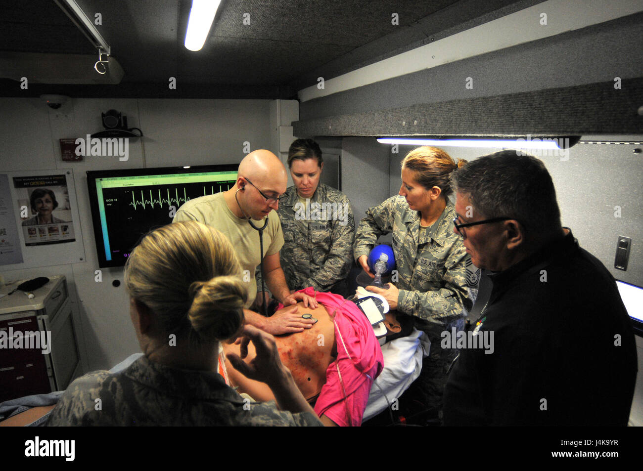 Branden Marienau, la simulazione in moto il Dakota del Sud (SIMSD) Coordinatore didattico, condivisi alcuni suggerimenti con un team di medici dal 114Medical Group durante la simulazione di una emergenza medica nel veicolo SIMSD su Joe Foss campo Maggio 6, 2017. Il veicolo è stato in visita a Jose Foss campo al fine di fornire il trauma realistico simulazioni di emergenza per i medici dalla 114Medical Group. (U.S. Air National Guard foto di Master Sgt. Christopher Stewart/rilasciato) Foto Stock