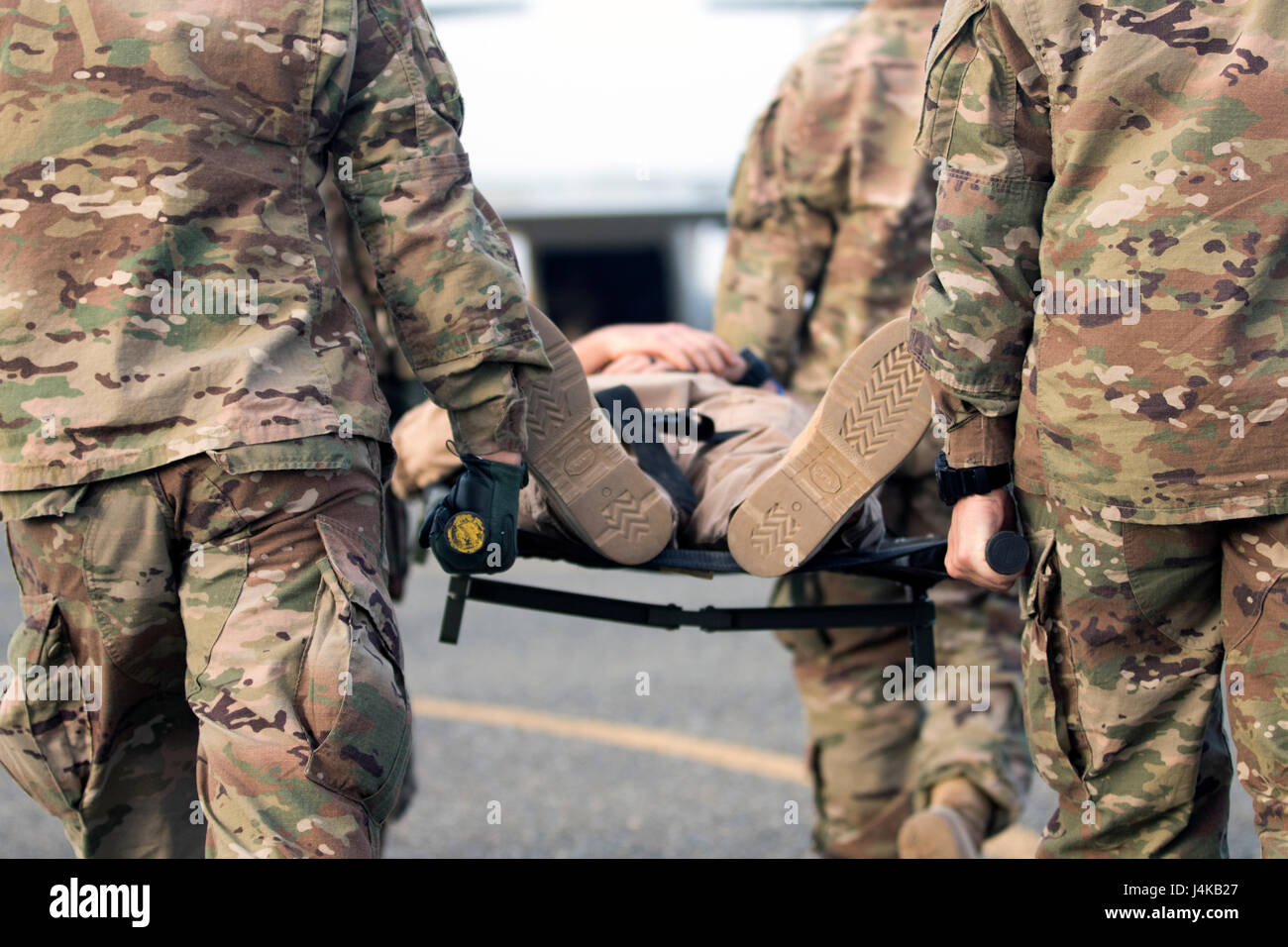 Stati Uniti Army combat medics, con la 86Supporto di combattimento ospedale, spostare una simulazione di incidente su una MV-22 Osprey, durante una formazione congiunta di esercitare con Marines dal mezzo marino Tiltrotor squadrone - 364 (VMM-364), a Camp Arifjan, Kuwait Maggio 8, 2017. (U.S. Esercito Foto di Sgt. Christopher Bigelow) Foto Stock