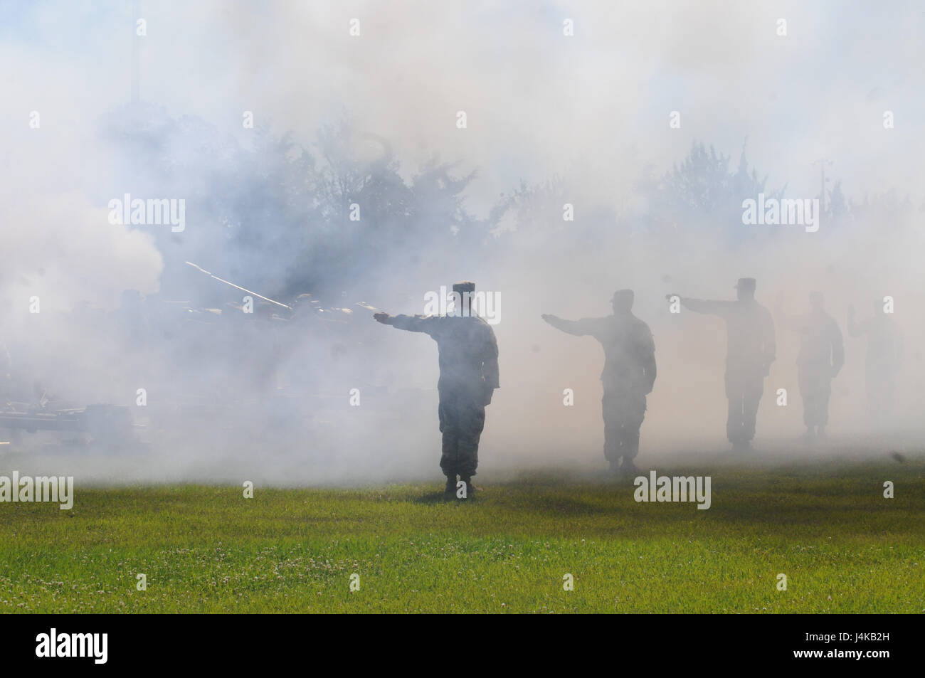 I soldati della batteria alfa, 1° Battaglione, nono campo artiglieria un saluto durante la terza divisione di fanteria Modifica del comando cerimonia al campo Cottrell su Fort Stewart, Ga., 8 maggio. Durante la cerimonia, il Mag. Gen. Jim Rainey formalmente ha ceduto il comando della storica "roccia della Marna" divisione per il Mag. Gen. Leopoldo Quintas, Jr. (U.S. Esercito foto di Sgt. 1. Classe Ben K. Navratil) Foto Stock