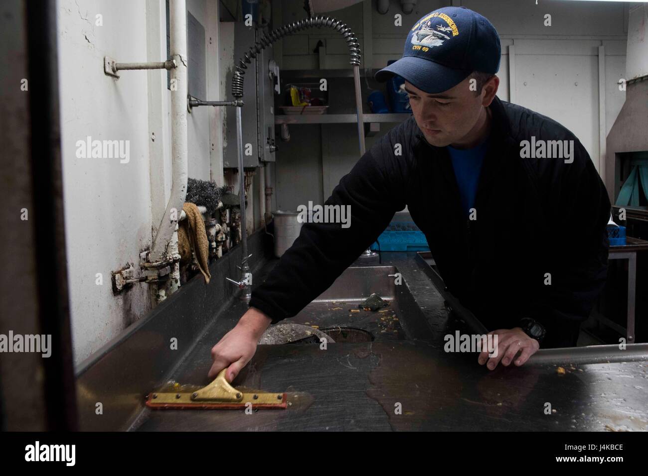 Un Aviation Boatswain's Mate (Handling) pulisce lo scullery della sala di guerra a bordo della USS Dwight D. Eisenhower (CVN 69) mentre la nave è sul lato del molo durante la fase di supporto del piano ottimizzato di risposta della flotta l'8 maggio 2017. Foto Stock