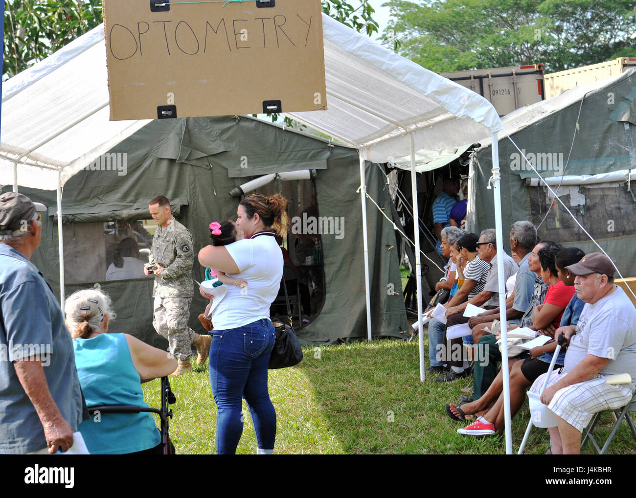 La gente del posto da San Ignacio area del Belize attendere il loro turno per un esame oculistico il primo giorno della preparazione medica evento organizzato da oltre l'orizzonte 2017 in San Ignacio, il Belize. Questo è il secondo dei tre eventi di salute detenute da BTH 2017. Al di là dell'orizzonte è un U.S. Comando sud-sponsorizzato, esercito sud-led esercizio progettata per fornire aiuti umanitari e i servizi di ingegneria per le comunità nel bisogno, dimostrando il supporto degli Stati Uniti per il Belize. Foto Stock