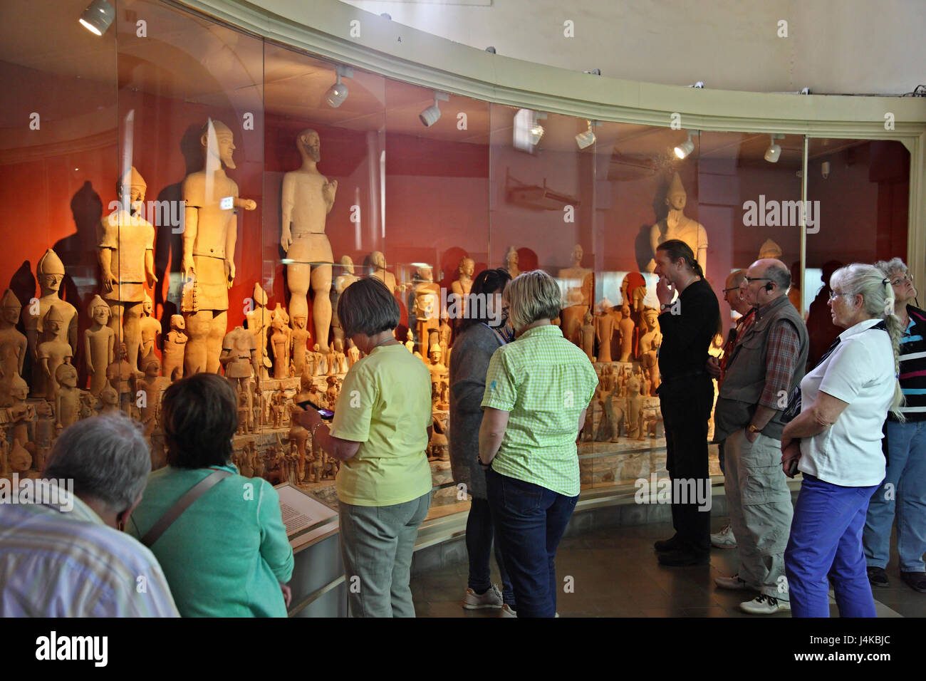Dedicatario statuine di terracotta dal santuario di Agia Irini (Eirini) in NW di Cipro nel Museo di Cipro, Nicosia (Lefkosia) Foto Stock