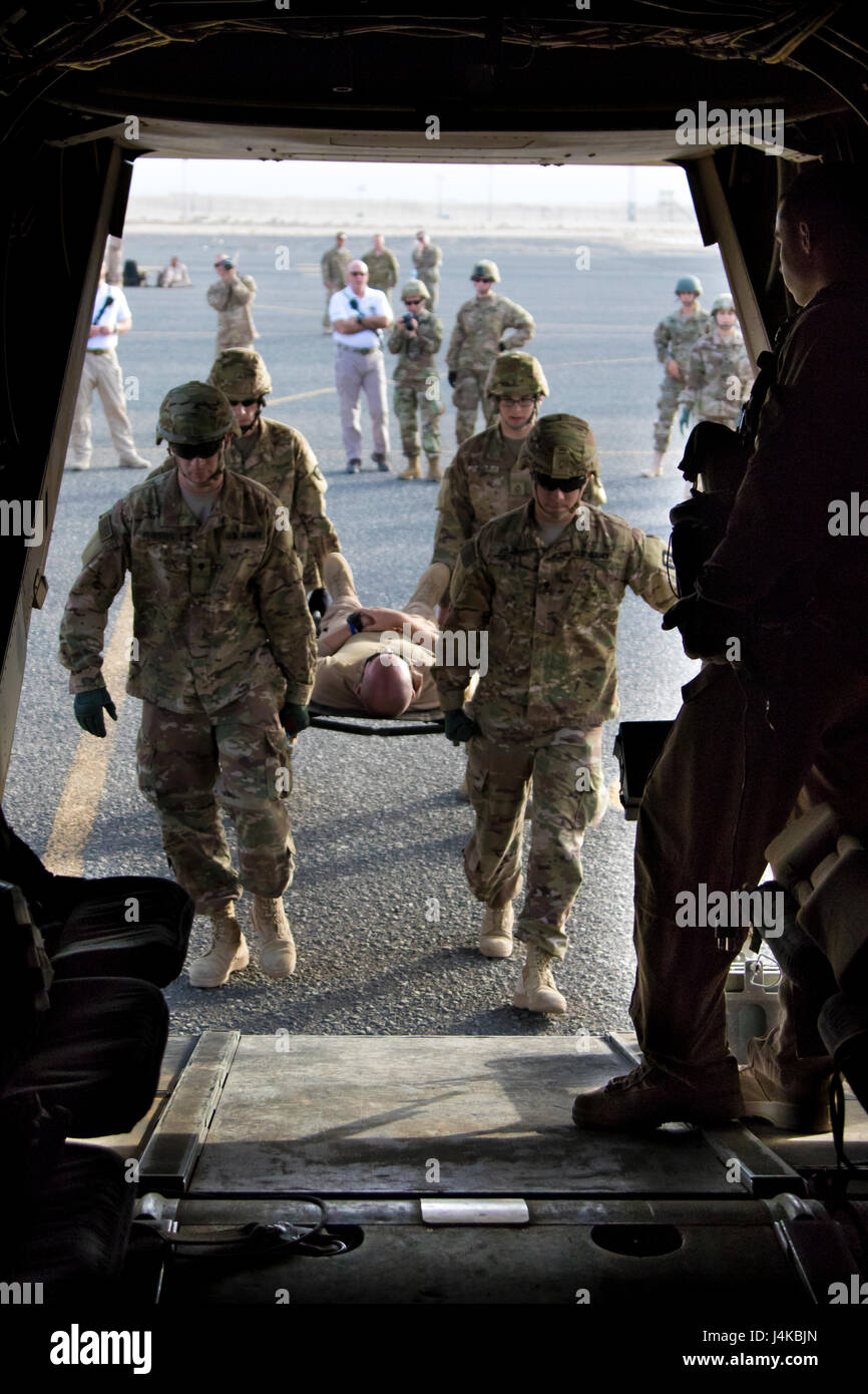 Stati Uniti Army combat medics, con la 86Supporto di combattimento ospedale, effettuare una simulazione di incidente su di una MV-22 Osprey durante una formazione congiunta di esercitare con Marines dal mezzo marino Tiltrotor squadrone - 364 (VMM-364), a Camp Arifjan, Kuwait, 8 maggio 2017. (U.S. Foto dell'esercito da Staff Sgt. Dalton Smith) Foto Stock