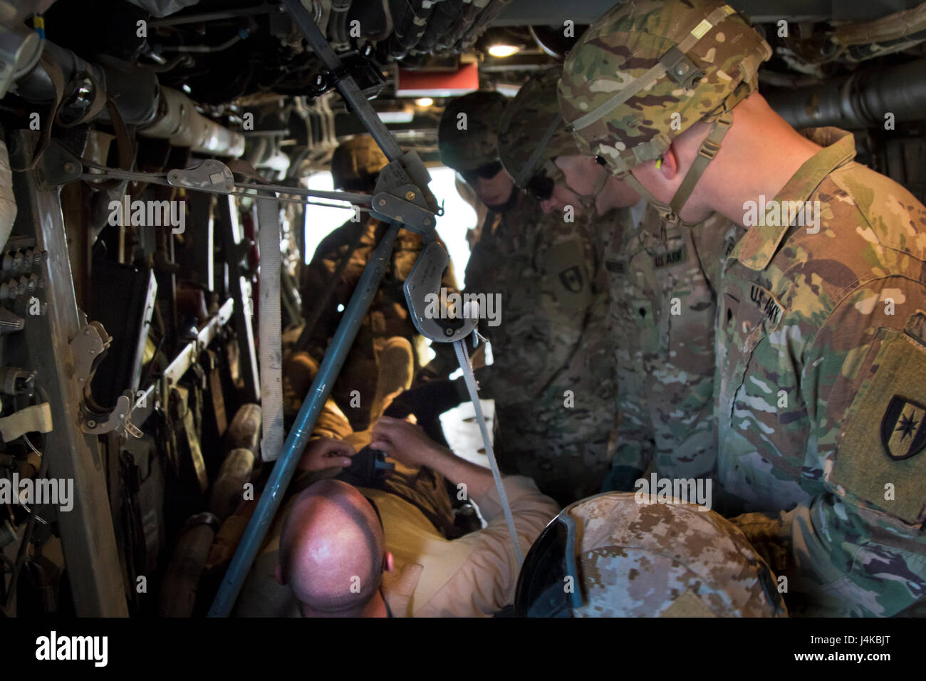 Stati Uniti Army combat medics, con la 86Supporto di combattimento ospedale, fissare una barella per una MV-22 Osprey durante una formazione congiunta di esercitare con Marines dal mezzo marino Tiltrotor squadrone - 364 (VMM-364), a Camp Arifjan, Kuwait, 8 maggio 2017. (U.S. Foto dell'esercito da Staff Sgt. Dalton Smith) Foto Stock