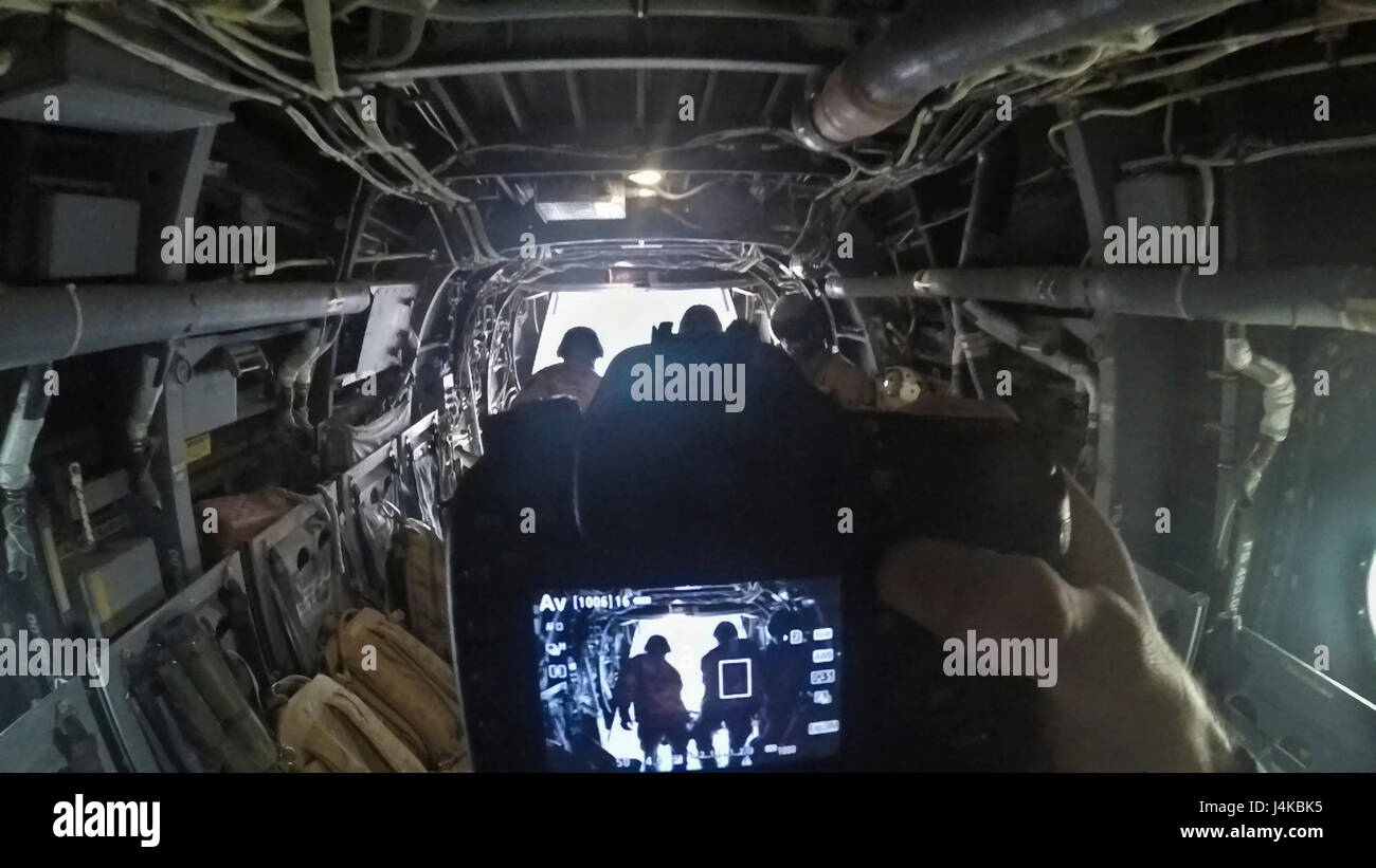 Il personale Sgt. Dalton Smith, gli affari pubblici noncommissioned officer in carica con la 316supporto comando (Expeditionary), 1 supporto comando (teatro), (di seguito), fotografie combattere i medici, con la 86Supporto di combattimento Ospedale, come essi portano fuori una barella da una MV-22 Osprey durante una comune formazione di salvataggio con Marines dal mezzo marino Tiltrotor squadrone - 364 (VMM-364), a Camp Arifjan, Kuwait, 8 maggio 2017. (U.S. Foto dell'esercito da Staff Sgt. Dalton Smith) Foto Stock