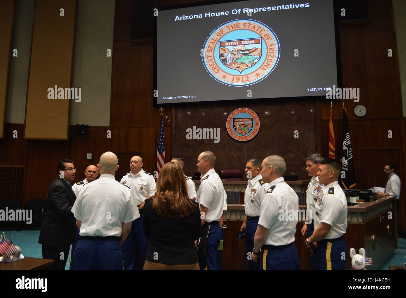 La leadership del Phoenix Recruiting Battalion visita la camera dei rappresentanti dell'Arizona per conoscere le iniziative legislative e i programmi a sostegno dei veterani nello stato. Foto Stock