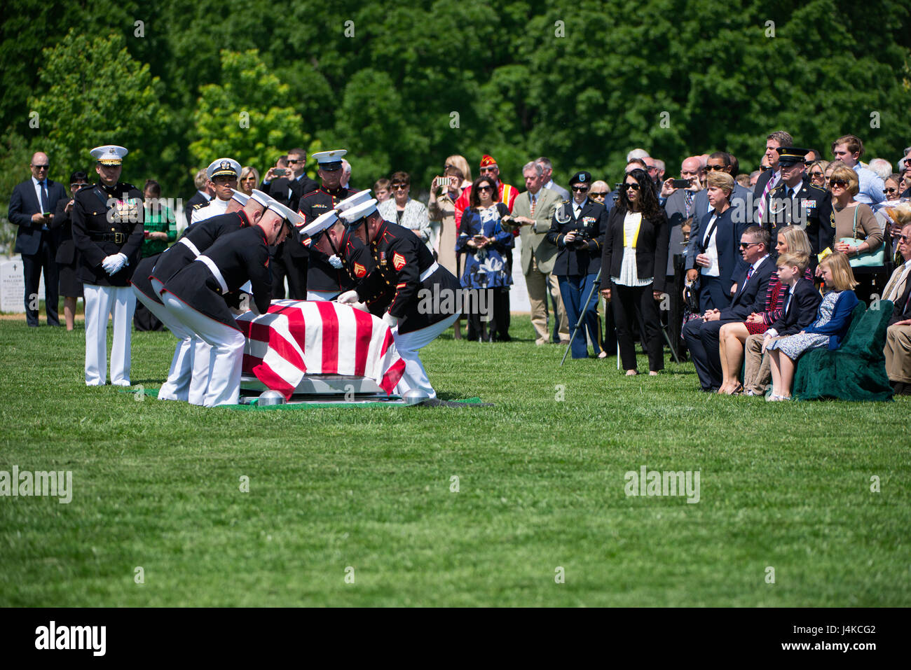 Marines prendere parte al servizio graveside per Marine Corps Reserve 1Lt. William Ryan, il Cimitero Nazionale di Arlington, Arlington VA, 10 maggio 2017. Dichiarato morto come di Maggio 11, 1969, Ryan rimane dalla guerra del Vietnam erano mancanti fino a identificato dalla difesa POW/mia agenzia di contabilità (DPAA) in 2016 da un scavato crash site nei pressi di Ban Alang Noi, Laos. Ryan's resti sono stati rimpatriati nella Sezione 60. (U.S. Foto dell'esercito da Elizabeth Fraser/Al Cimitero Nazionale di Arlington/rilasciato) Foto Stock