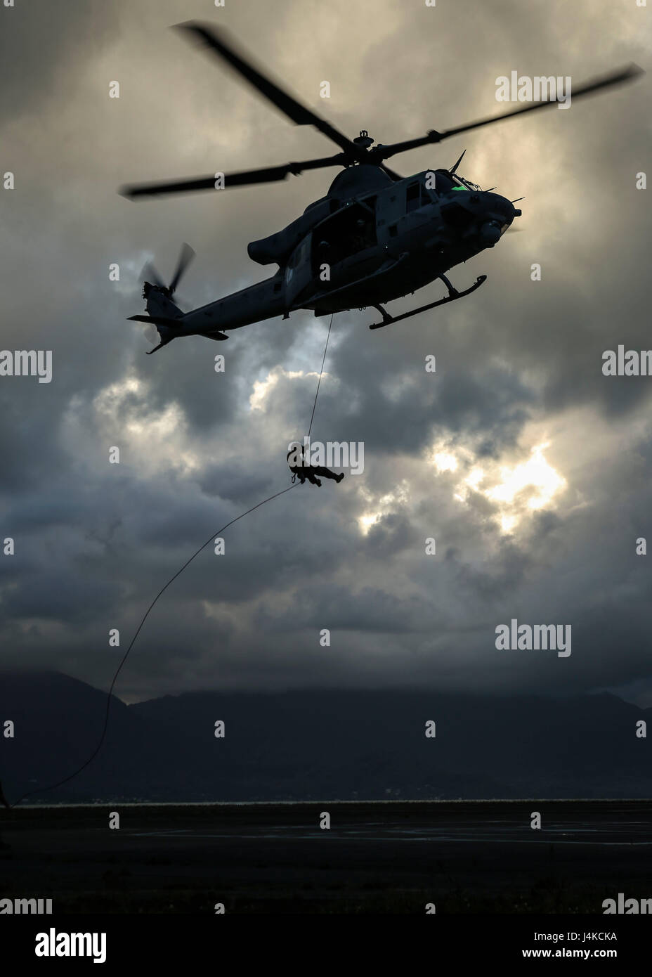 Le guarnizioni di tenuta con Naval Special Warfare Group 3 respingere da un UH-1Y Huey assegnato alle Marine Attacco leggero elicottero Squadron 367 alla zona di atterraggio Westfield a bordo Marine Corps Air Station Kaneohe Bay il 10 maggio 2017. La missione di HMLA-367 è di sostenere il Marine Air-Ground Task Force commander fornendo aria offensiva supporto, scorta armata e airborne bracci di supporto coordinamento, di giorno o di notte, sotto tutte le condizioni meteorologiche durante expeditionary, giunto o di operazioni combinate. (U.S. Marine Corps foto di Cpl. Zachary Orr) Foto Stock