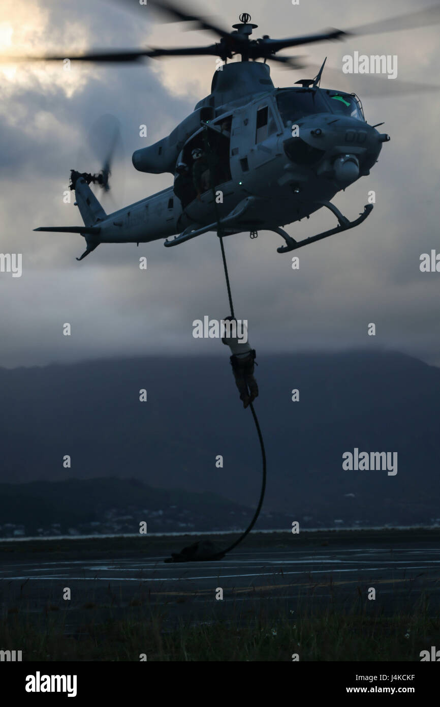 Le guarnizioni di tenuta con Naval Special Warfare Group 3 respingere da un UH-1Y Huey assegnato alle Marine Attacco leggero elicottero Squadron 367 alla zona di atterraggio Westfield a bordo Marine Corps Air Station Kaneohe Bay il 10 maggio 2017. La missione di HMLA-367 è di sostenere il Marine Air-Ground Task Force commander fornendo aria offensiva supporto, scorta armata e airborne bracci di supporto coordinamento, di giorno o di notte, sotto tutte le condizioni meteorologiche durante expeditionary, giunto o di operazioni combinate. (U.S. Marine Corps foto di Cpl. Zachary Orr) Foto Stock