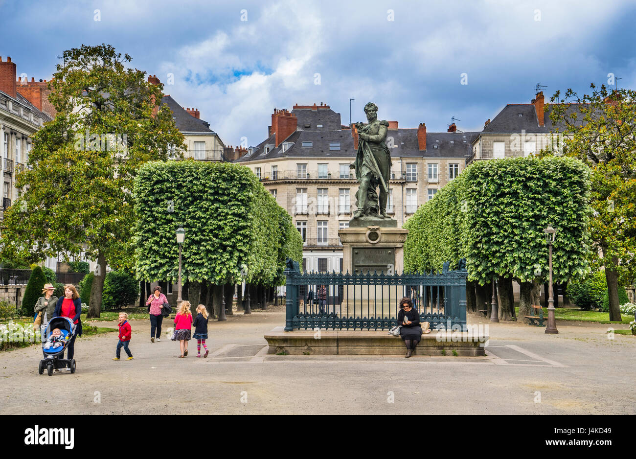 Francia Pays de la Loire, Nantes, Cours Cambronne con monumento alla Guerra Napoleonica hero Visconte Pierre Cambronne Foto Stock