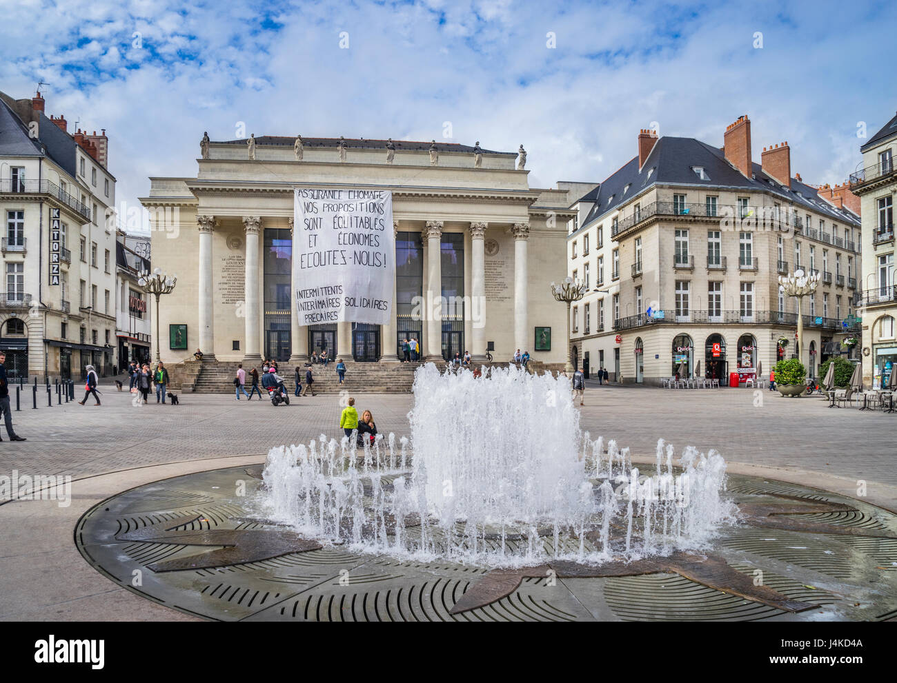 Francia Pays de la Loire, Nantes, Place Graslin, una delle principali piazze del centro cittadino di Nantes, con Théatre Graslin e fontana Foto Stock